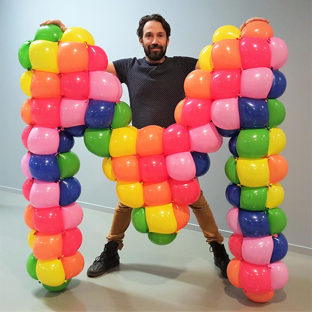 Micha de Haan with balloon sculpture