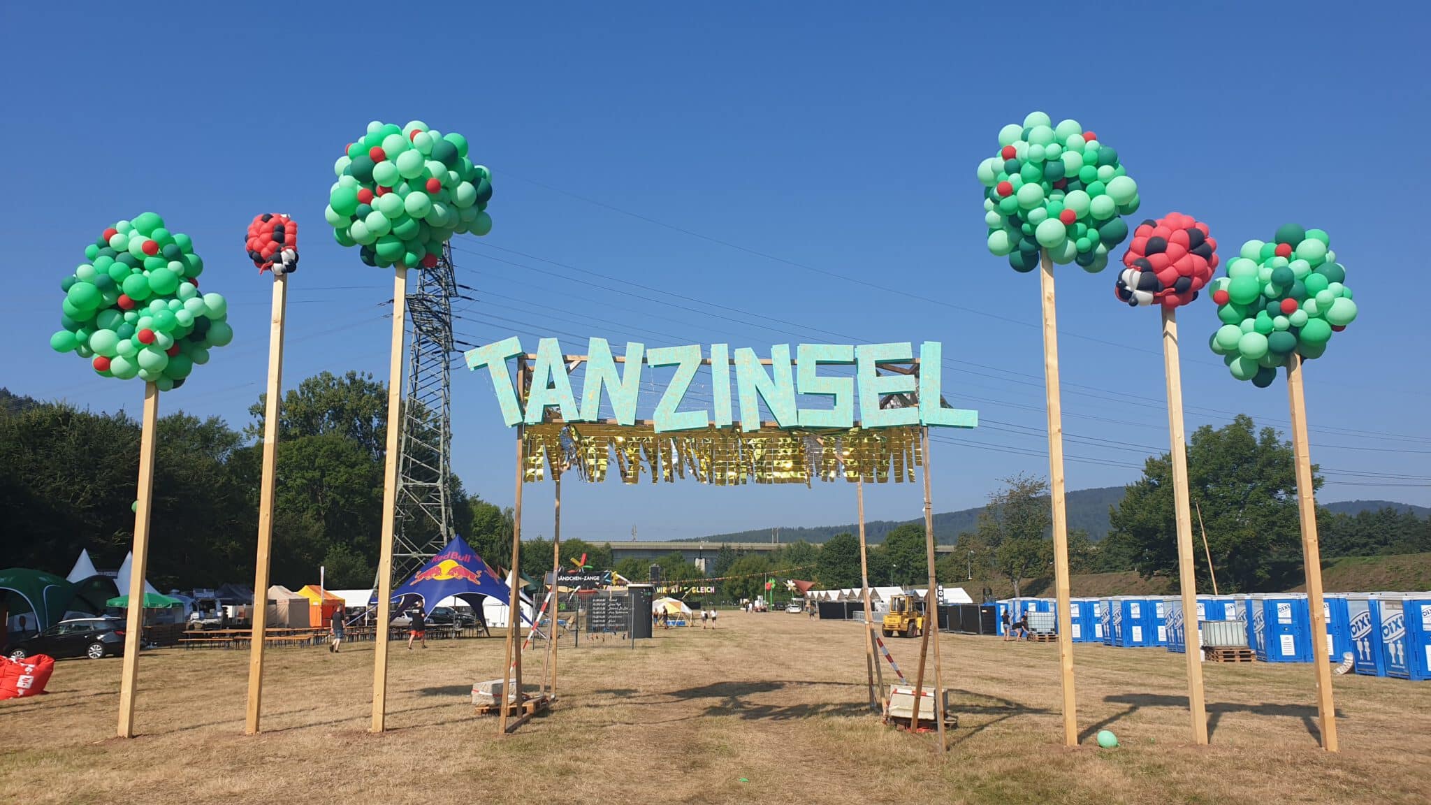 Custom balloon trees and entrance gate decoration at Tanzinsel Festival in Gemünden Am Main (2019)
