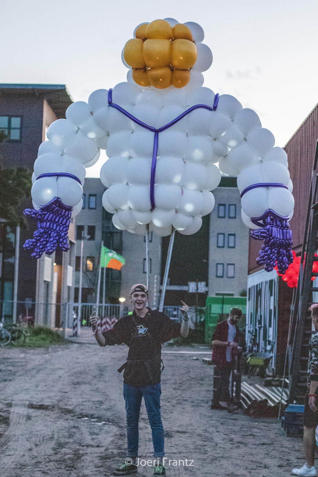 White balloon figure urban — Titans of Air