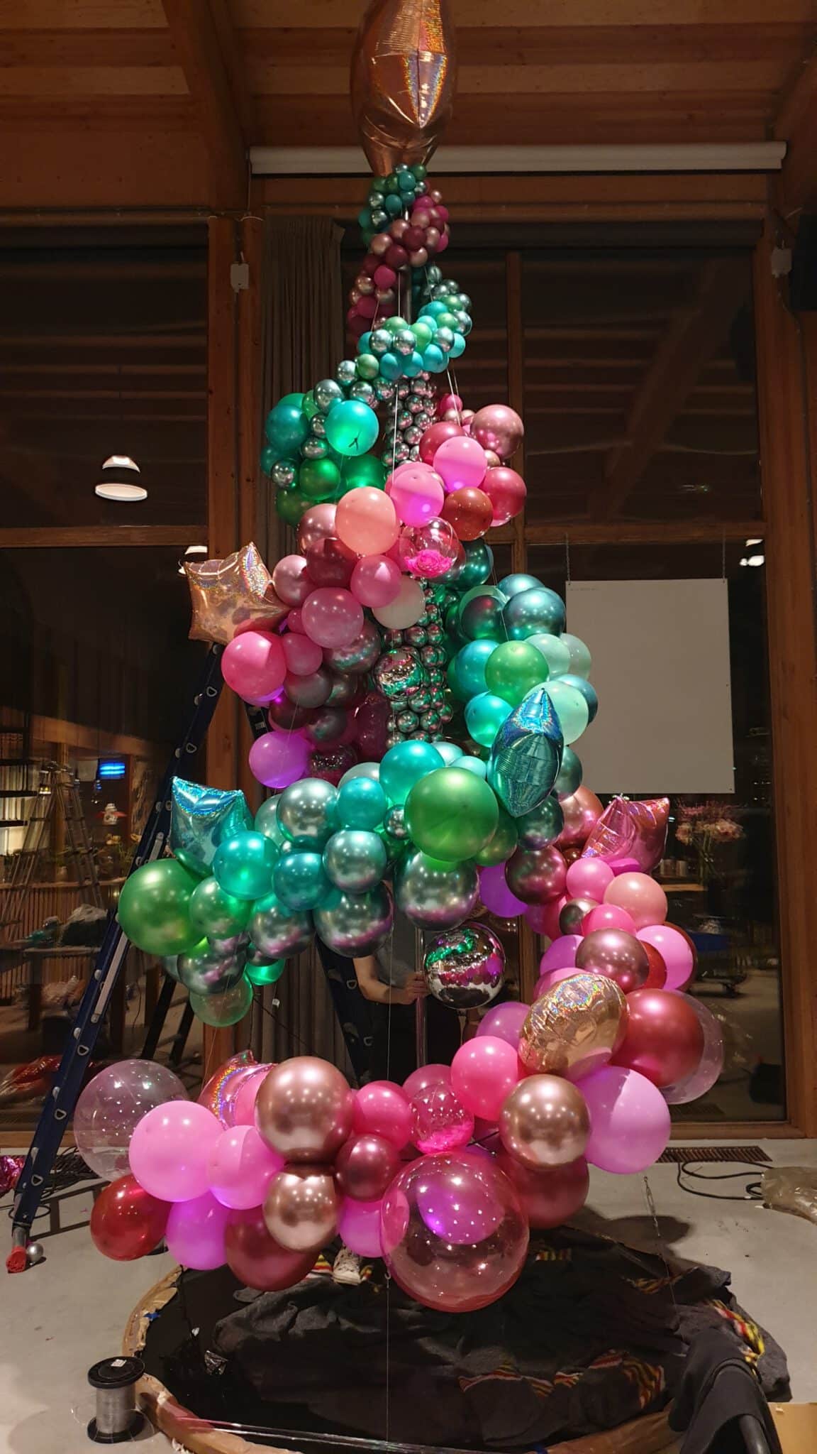 Custom organic balloon garland in pink, green, teal, gold and chrome for a Christmas tree decoration workshop (2019)