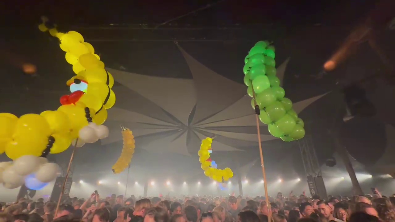 LED balloon banana characters dancing at Thuishaven Amsterdam — Floaters