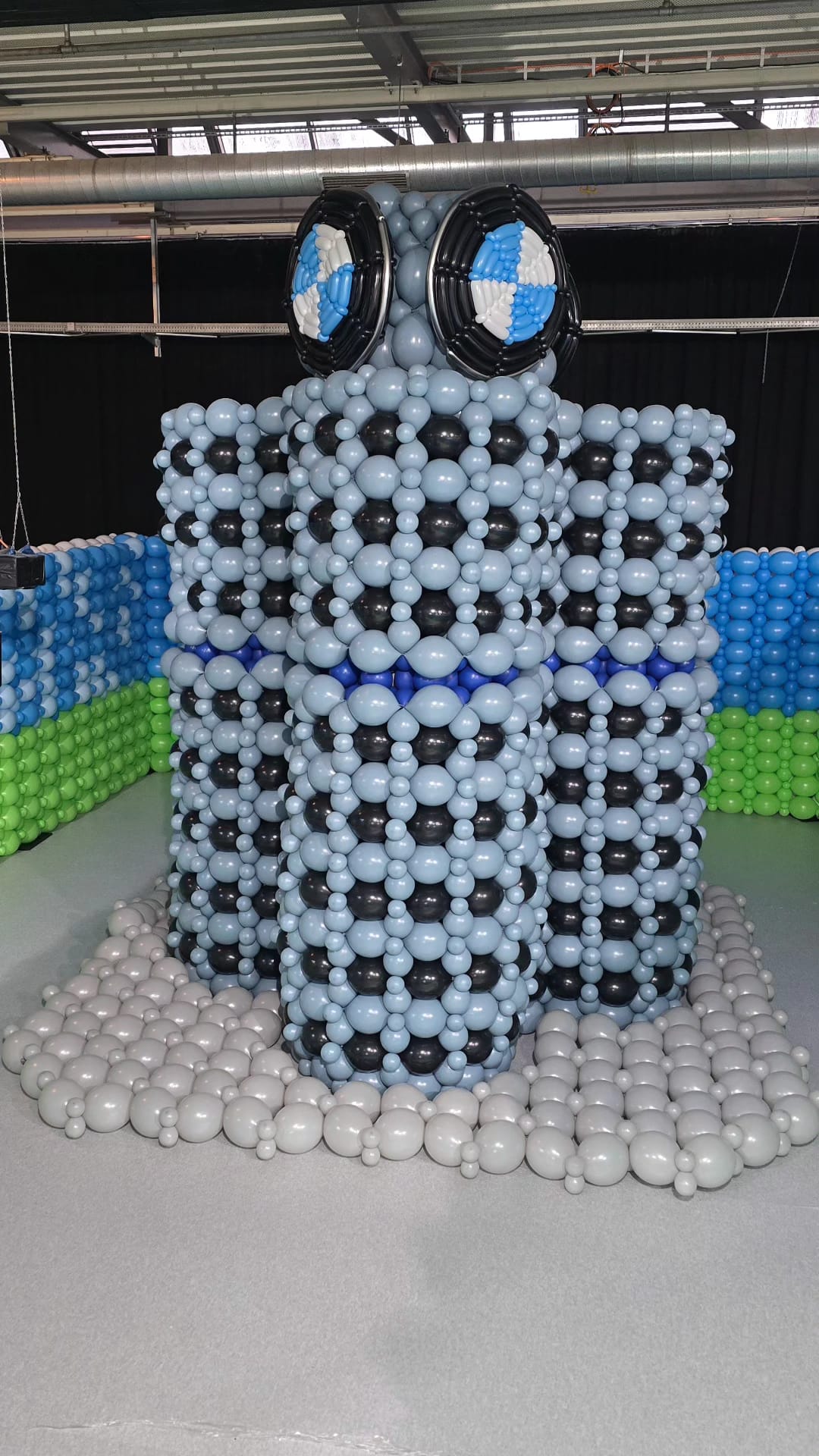 The finished BMW Vierzylinder balloon sculpture at Luftballonwelten Munich — Photo: Micha de Haan