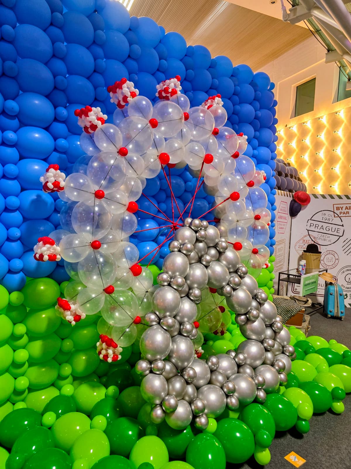 The Wiener Riesenrad balloon sculpture at Luftballonwelten Munich